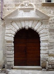 Porte du XVIIÃ¨me, UzÃ¨s
