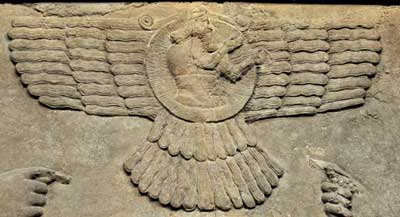 Dieu assur avec symbole soleil ailé