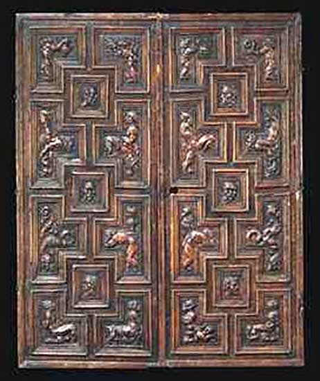 Paire de Portes en Noyer Sculpté